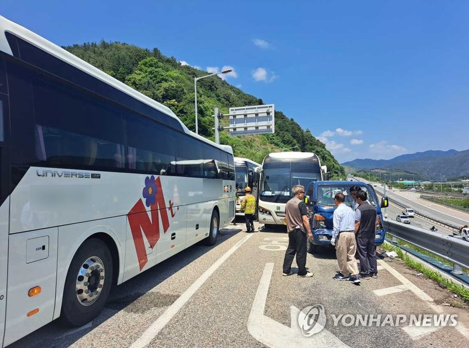 강원 홍천서 수학여행 가던 버스 4대 트럭 등과 추돌 사고30여명 부상