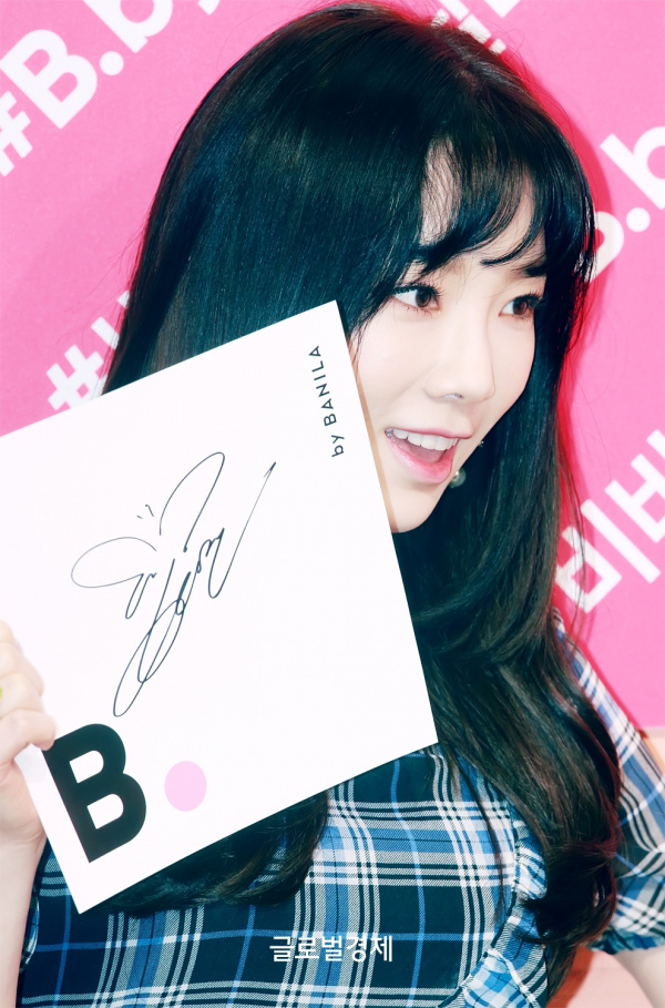 [GET포토] 소녀시대(Girls' Generation) 태연, '한결같은 탱구의 나비모양 사인'