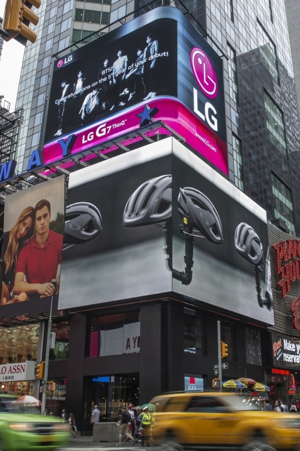 LG전자가미국뉴욕타임스스퀘어에서방탄소년단마케팅을강화하고있다./사진출처=LG전자