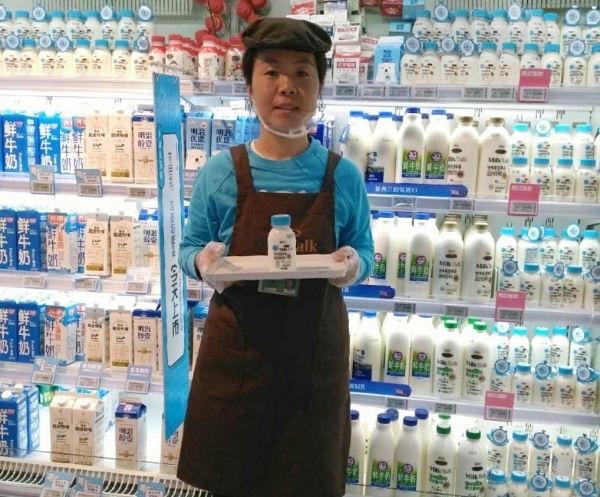 중국허마셴셩매장에서판촉전문직원이'연세목장우유'제품을소개하고있다./사진=연세우유제공