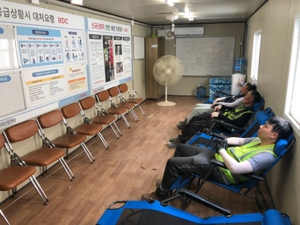 혹서기온열질환예방을위한HDC현대산업개발의'HDC고드름방'에서옥외근로자들이휴식을취하고있다.