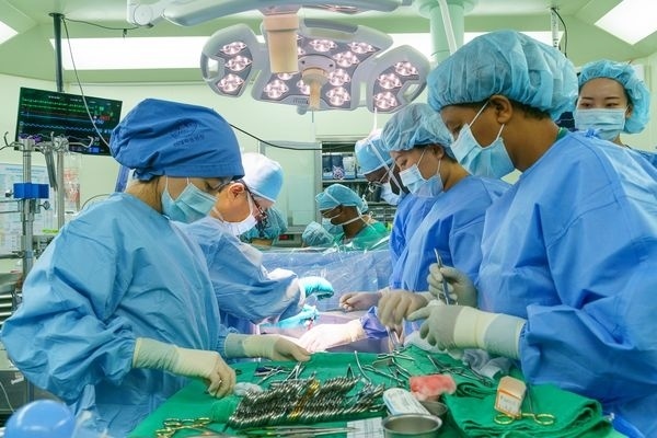서동만이대목동병원흉부외과교수(왼쪽에서2번째)가짐바브웨의료진과함께심장수술을하고있다[사진=이대목동병원]