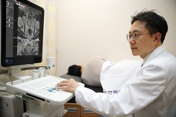 MRI-초음파퓨전기기이용경회음부조직검사하는비뇨기과강석호교수[사진=고려대안암병원]
