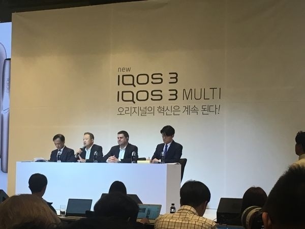 한국필립모리스(주)정일우대표이사가'아이코스3’,‘아이코스3멀티’출시에대해설명하고있다(왼쪽에서두번째)