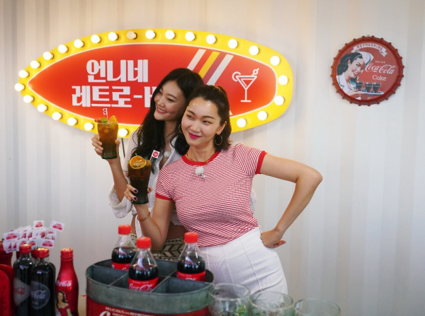 장윤주, 이선정, 늦여름 ‘코-크 레트로 비치’에서 즐기는 짜릿한 코카-콜라 한잔!