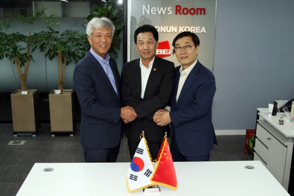사진=한중 전자상거래 산업 연맹이 설립됐다. (왼쪽부터)한상익 뷰티경제 대표, 왕닝(Wang Ning) 중국 전자상회(CECC) 회장, 방성식 비아이뉴스 대표