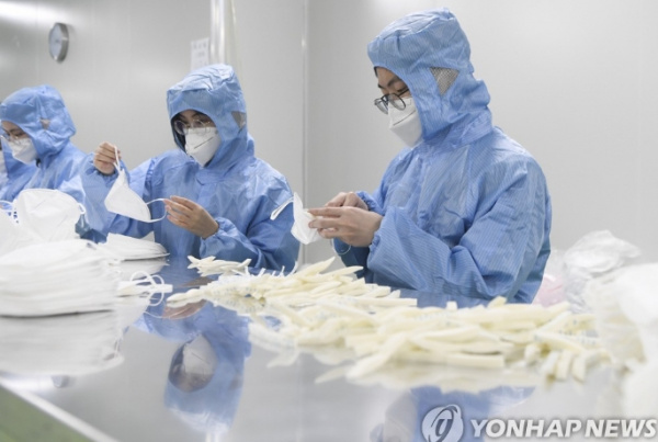17일 중국 충칭의 공장에서 노동자들이 마스크를 생산하고 있다. (사진 출처=연합뉴스)