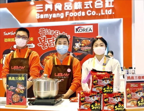삼양식품은 지난 11월 5일 상하이에서 열린 '중국 국제수입박람회'에서 불닭볶음면 홍보관을 운영하고 라이브방송을 진행했다./사진=삼양식품