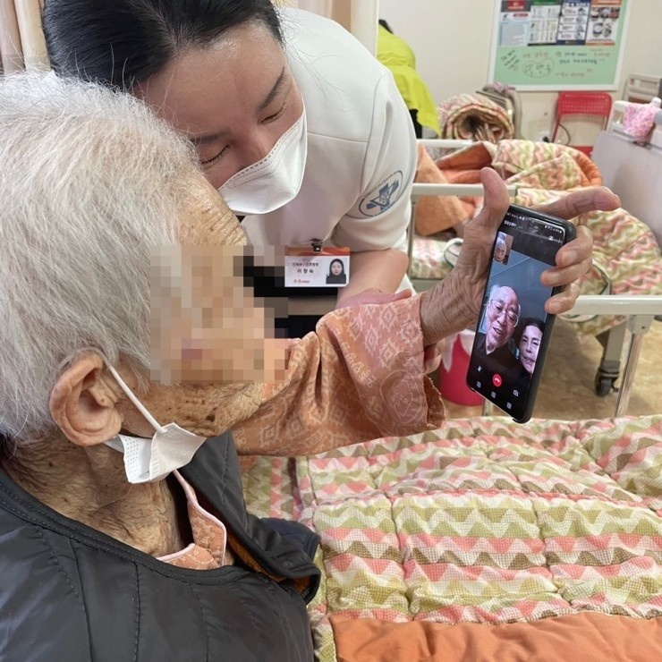 부산 온요양병원 입원환자와 보호자가 영상통화를 하고 있다. (출처: 블로그 캡처)