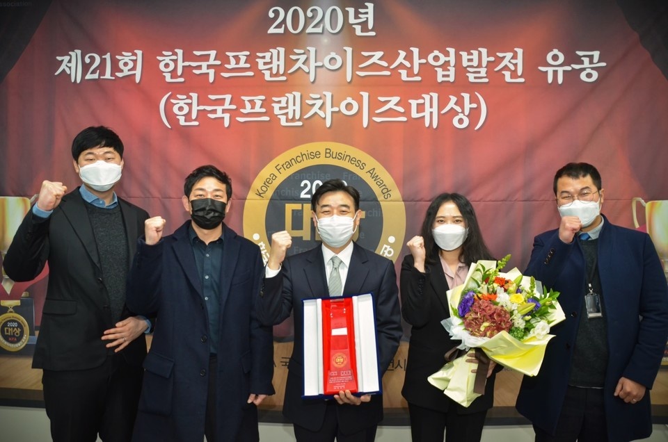 생활맥주 임상진 대표(가운데)와 직원들이 ‘한국프랜차이즈산업발전 유공’에서 협회장상을 수상후 기념촬영을 하고 있다.