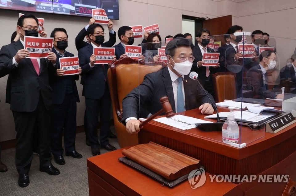 제21대 국회 법사위원회에서 윤호중 법사위원장이 야당이 반대하는 가운데 법안을 처리하고 있다. 사진=연합뉴스