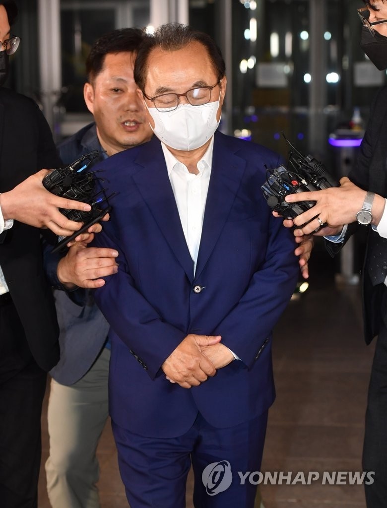 오거돈 전 부산시장이 경찰 조사를 마친뒤 나오고 있다. 사진=연합뉴스