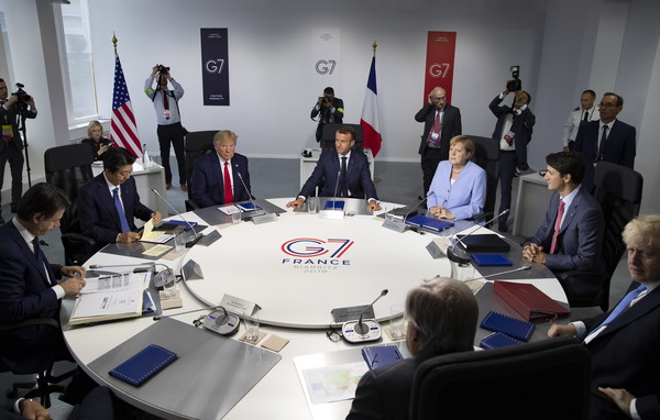 2019년 8월 26일(현지시간) 프랑스 비아리츠에서 도널드 트럼프(왼쪽 3번째) 미국 대통령, 앙겔라 메르켈(왼쪽 5번째) 독일 총리를 비롯한 주요 7개국(G7) 정상 등이 원탁 회의를 하고 있다./사진=연합뉴스
