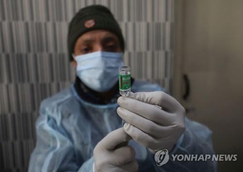 인도 카슈미르의 스리나가르에서 코로나19 백신 접종을 준비하는 의료진./사진=연합뉴스