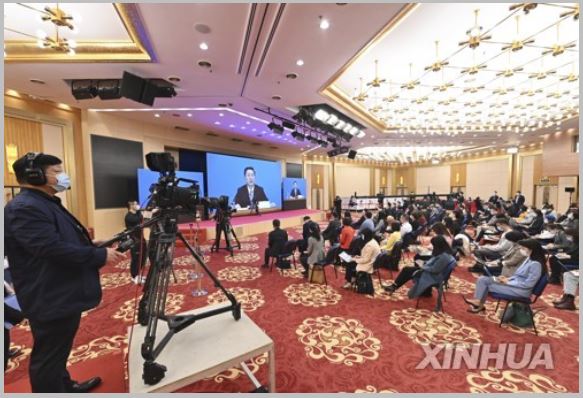   베이징 미디어센터에서 기자들이 화상 연결 방식의 정협 기자회견에 참석하고 있다. 사진=연합뉴스  