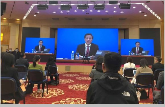   4일 밤 베이징에서 장예쑤이 전국인민대표대회 대변인이 기자회견을 하고 있다. 사진=연합뉴스  