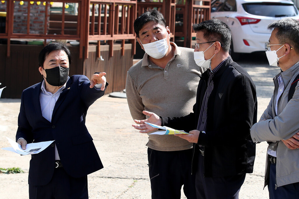 신은호 인천시의회 의장이 8일 열우물경기장 인근 주거지역을 방문해 민원사항을 점검했다. (제공 = 인천시의회)