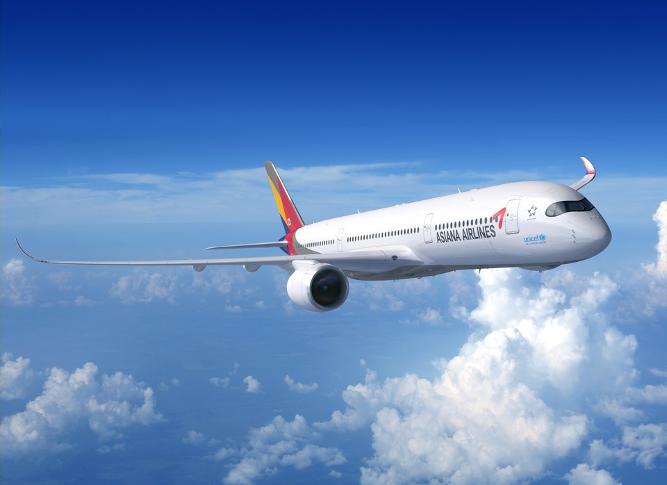 아시아나항공 등 일부 항공사들이 다음달부터 괌, 사이판 등 일부 국제선 운항을 재개한다.(사진은 아시아나항공 A350 항공기 모습).(사진=아시아나항공)