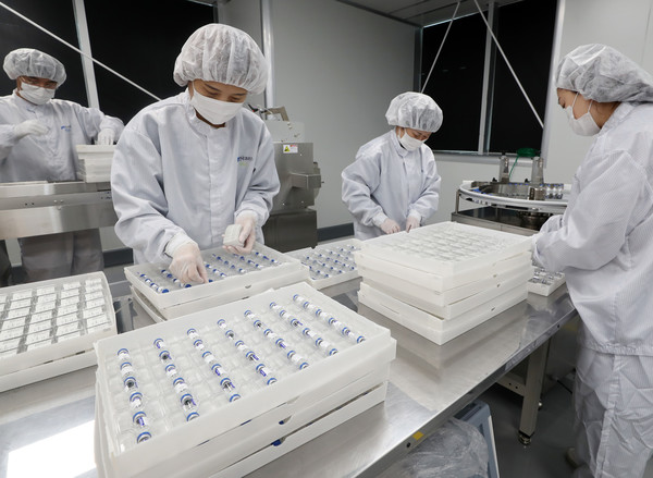 강원 춘천시 한국코러스 공장에서 직원들이 러시아산 코로나19 백신 '스푸트니크 V'를 생산하고 있다./사진=연합뉴스