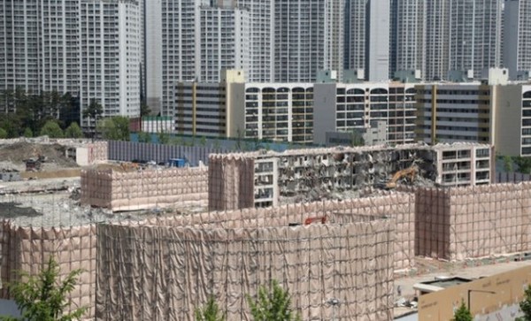 서울 송파구 한 재건축 아파트 현장에서 건물이 철거되고 있다. (연합뉴스)