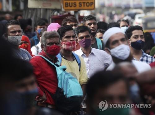마스크를 쓴 채 버스를 기다리는 인도 국민들[AP=연합뉴스]
