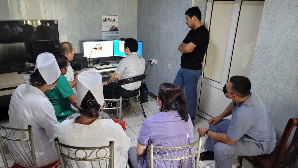 우즈베키스탄 코칸트 병원에서 현지 의료진에게 원격의료시스템 라임팀에 대해 설명하는 모습/출처=파인헬스케어