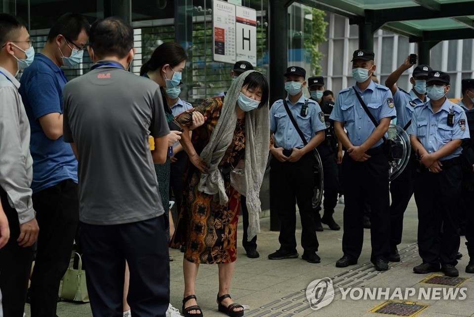 중국 선전의 헝다 본사 앞에서 투자자들이 항의하고 있다[AFP=연합뉴스]