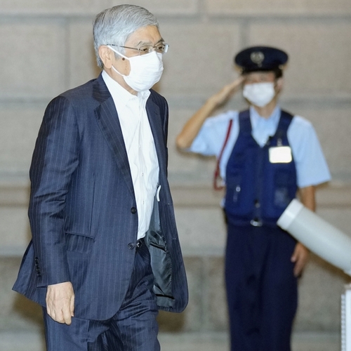 구로다 하루히코 일본은행 총재가 22일 금융정책 결정 회의에 출석하기 위해 회의장으로 이동하고 있다[교도=연합뉴스]