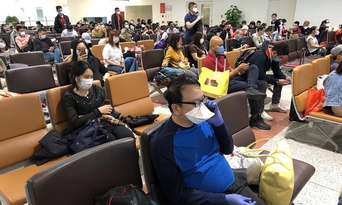 하노이 노이바이 공항에서 코로나 검사를 받기 위해 대기중인 유럽발 입국자들[VN익스프레스 사이트 캡처. 연합뉴스]
