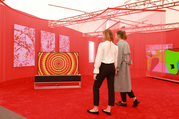LG전자가 세계 3대 아트페어 가운데 하나인 프리즈 아트페어(Frieze Art Fair)에 단독 갤러리를 열고 올레드 TV의 혁신 기술과 디자인으로 만든 예술 작품을 선보였다. / 사진 출처 = LG전자