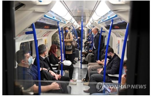  일부 승객들이 런던 지하철에서 다시 마스크를 착용한 모습. 사진=연합뉴스