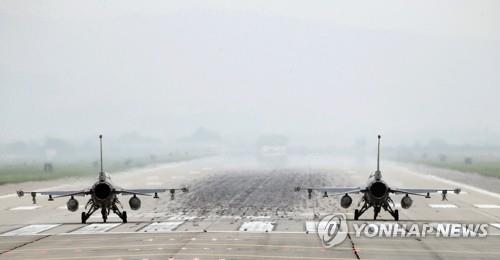 이륙 준비하는 미 공군 F-16 전투기[연합뉴스 자료 사진]