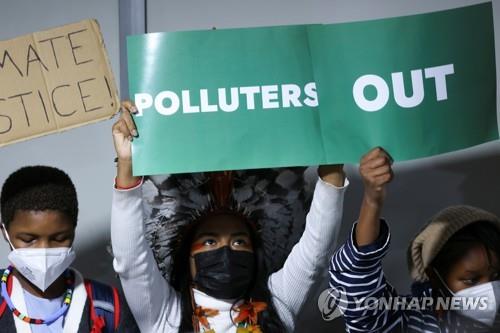 COP26 행사장 밖 시위자들 "환경파괴자들은 가라"[연합뉴스 자료 사진]