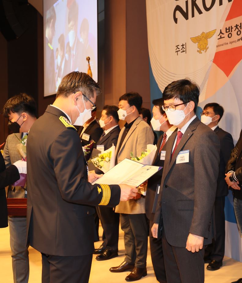 김성화 공장장(오른쪽)이 ‘제 20회 대한민국 안전대상’을 수상하는모습/출처=GC녹십자