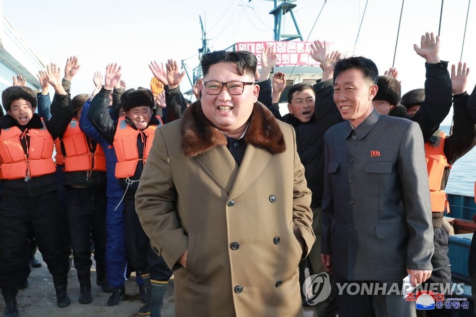 김정은 북한 국무위원장이 '겨울철 집중 어로전투'가 한창인 동해지구의 수산사업소들을 시찰했다고 조선중앙통신이 1일 보도했다[연합뉴스]