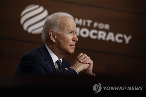조 바이든 미국 대통령이 9일(현지시간) 백악관에서 화상으로 열린 '민주주의 정상회의'에서 모두발언을 하고 있다[AFP=연합뉴스]