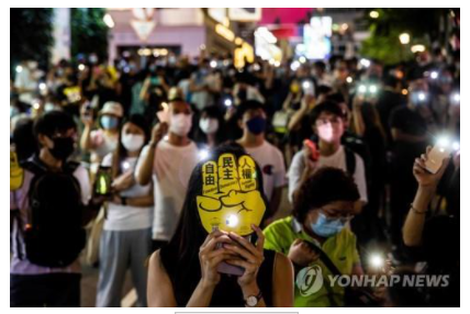   '6 4'텐안먼' 32주년을 맞아 4일 홍콩 전역에서 촛불시위가 열렸다[연합뉴스 자료 사진]