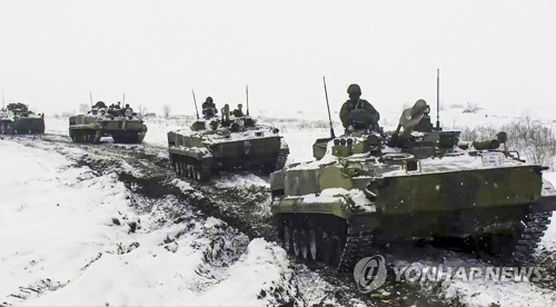 우크라이나 접경서 훈련하는 러시아군 장갑차량[AP=연합뉴스]