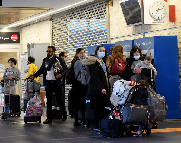 우크라이나를 떠난 여행자들이 13일(현지시간) 이스라엘 텔아비브의 벤구리온 국제공항에 도착하고 있다. 나프탈리 베네트 이스라엘 총리는 러시아의 침공을 우려해 현지에 거주하는 자국민에 즉시 출국을 촉구했다.(사진=연합뉴스)