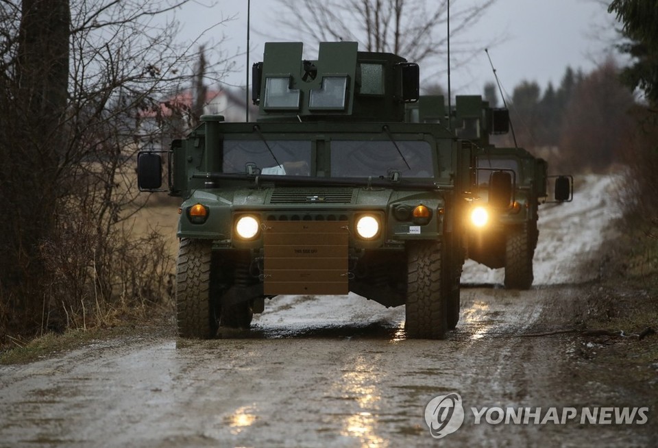 우크라이나 접경지대로 이동하는 미 육군 제82 공정사단의 험비 차량들[로이터=연합뉴스 자료 사진]