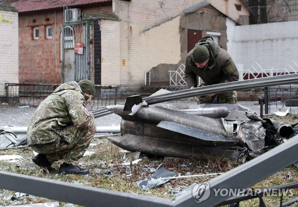 러시아가 발사한 미사일 잔해 조사하는 우크라이나 경찰[로이터=연합뉴스]​