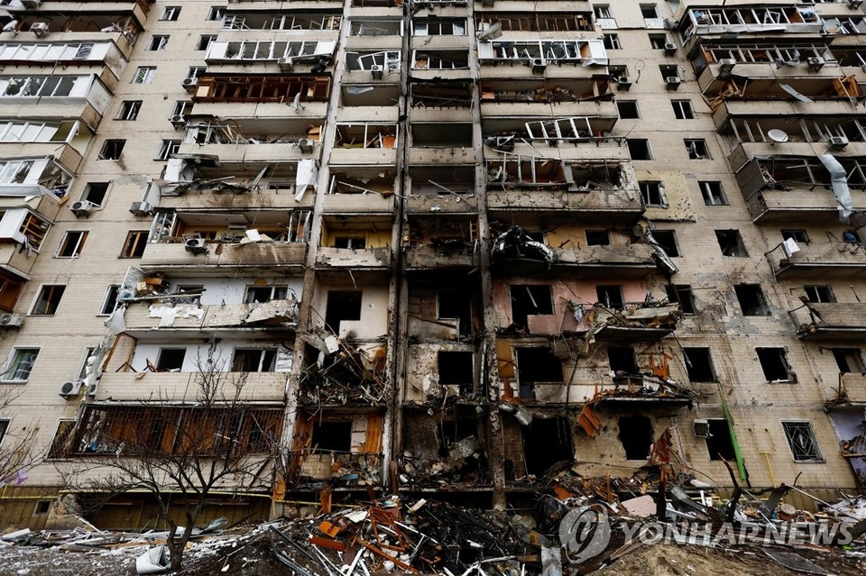 러시아군의 공격으로 파괴된 우크라이나 수도 키예프 아파트[로이터=연합뉴스]