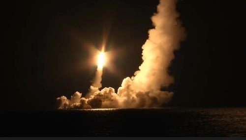 러시아의 잠수함발사탄도미사일 '불라바' 발사 훈련[리아 노보스티 제공]
