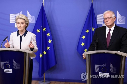 24일(현지시간) 벨기에 브뤼셀의 유럽연합(EU) 본부에서 우르줄라 폰데어라이엔 집행위원장(왼쪽)과 호세프 보렐 외교·안보 정책 고위대표가 러시아의 우크라이나 침공에 대해 합동 기자회견을 가지고 있다. EU는 전날 발표한 대(對)러시아 제재안에 새로운 제재 방안을 더할 방침이다. 집행위는 "EU 내 러시아 자산 동결과 EU 금융시장 접근 차단 등 가장 강력한 제재로 대응할 것"이라고 말했다[AFP=연합뉴스]