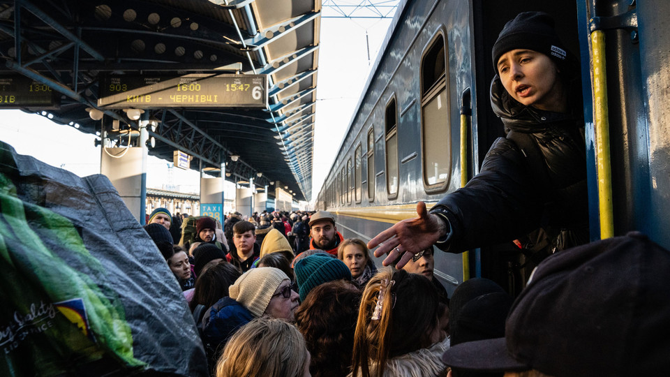 우크라이나 수도 키예프를 탈출하려고 열차에 필사적으로 오르려는 시민들[CNN 캡처]