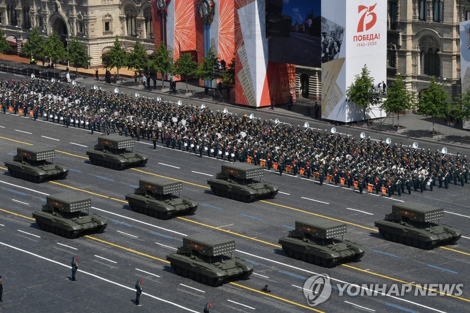 2020년 러시아 군사 퍼레이드에 참여한 진공탄 발사차량[EPA=연합뉴스 자료 사진]