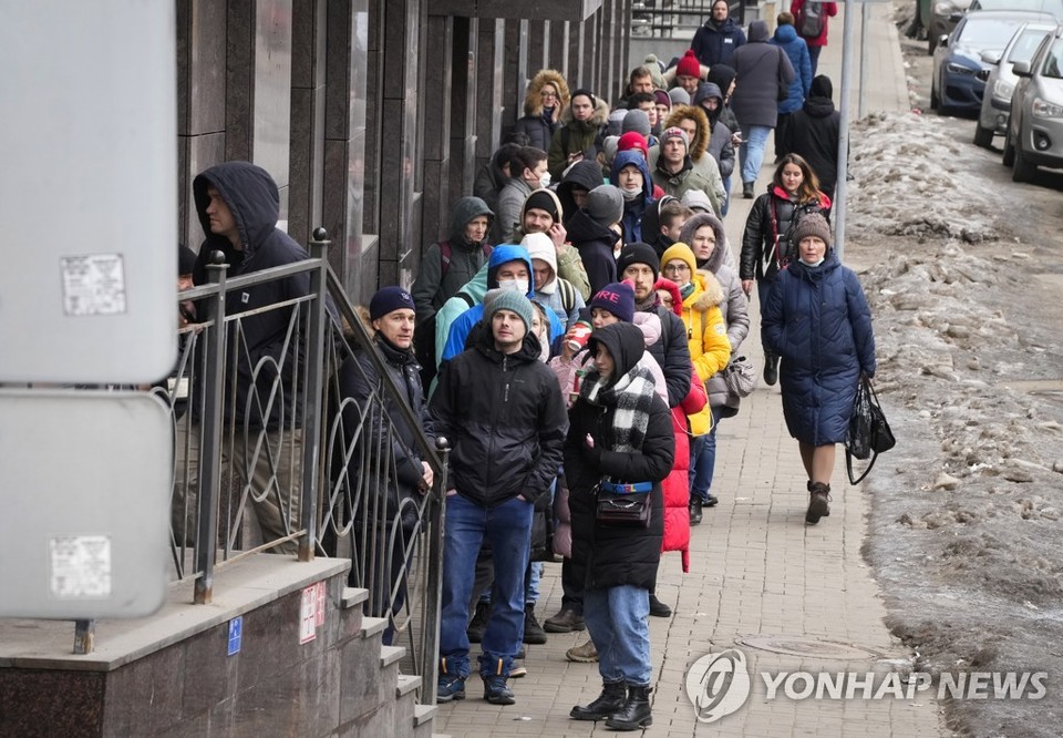 27일(현지시간) 러시아 상트페테르부르크의 주민들이 현금자동인출기(ATM) 앞에 장사진을 치고 있다. 이날 러시아 각지에서는 루블화가 붕괴할지 모른다는 두려움으로 달러화 인출이 잇따랐다[AP=연합뉴스]