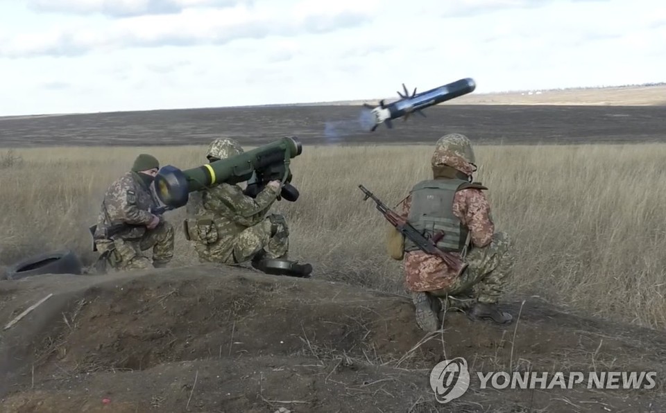 우크라이나 군인들이 미국산 대전차 미사일인 '재블린'을 사용해 군사훈련을 하고 있다[우크라이나 국방부 제공.연합뉴스 자료 사진]