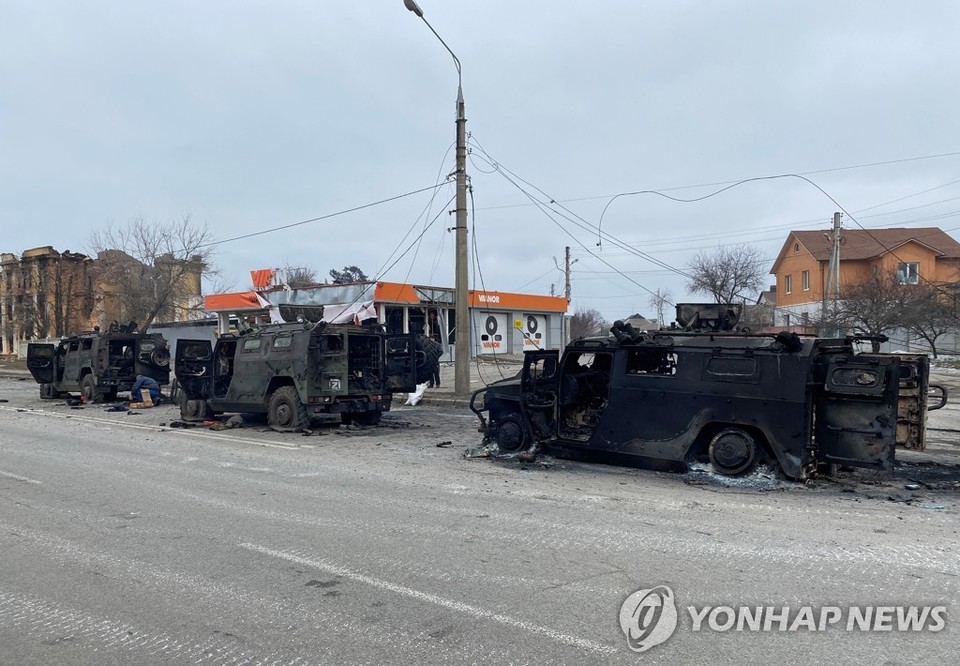 우크라이나 제2도시 하르키우 인근 도로에 28일(현지시간) 파괴된 러시아 지상군 전술기동차량들이 방치돼 있다[로이터=연합뉴스]​