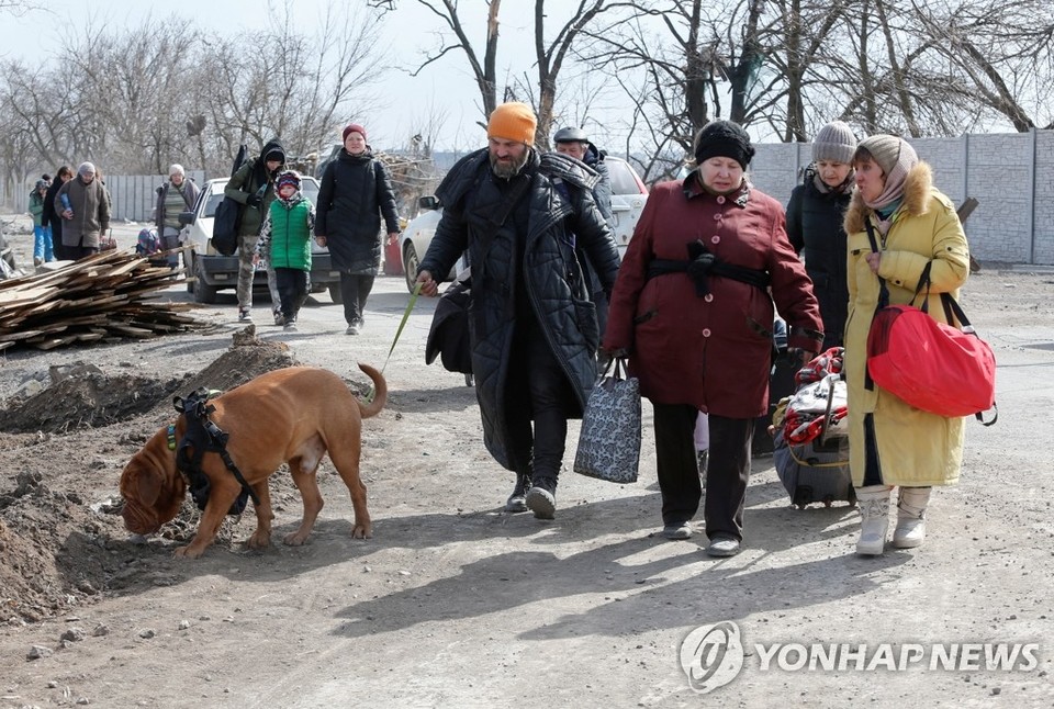 결전 임박 속 피란길 서두르는 우크라이나 마리우폴 주민들[로이터=연합뉴스]